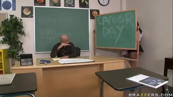 Aluna ninfeta safada fodendo com seu professor careca na sala de aula