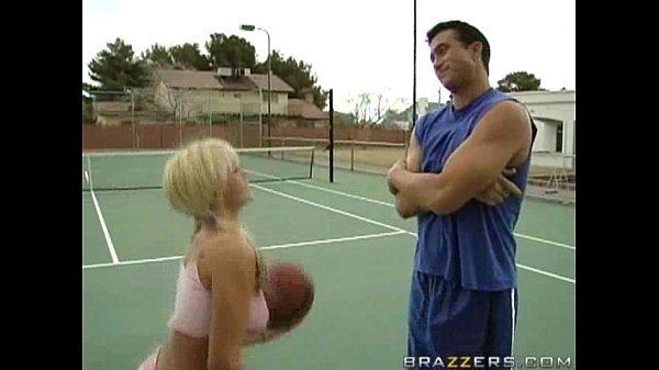 Novinha gulosa pagando boquete para um jogador de basquete