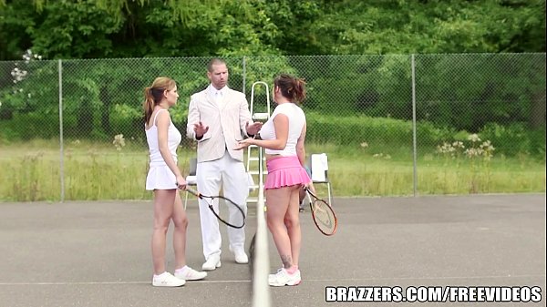 Treinador fazendo ménage com suas atletas na quadra de tenis